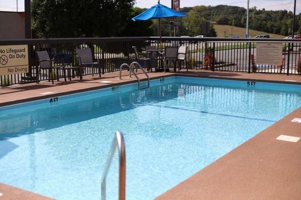 Hampton Inn Greeneville Pool